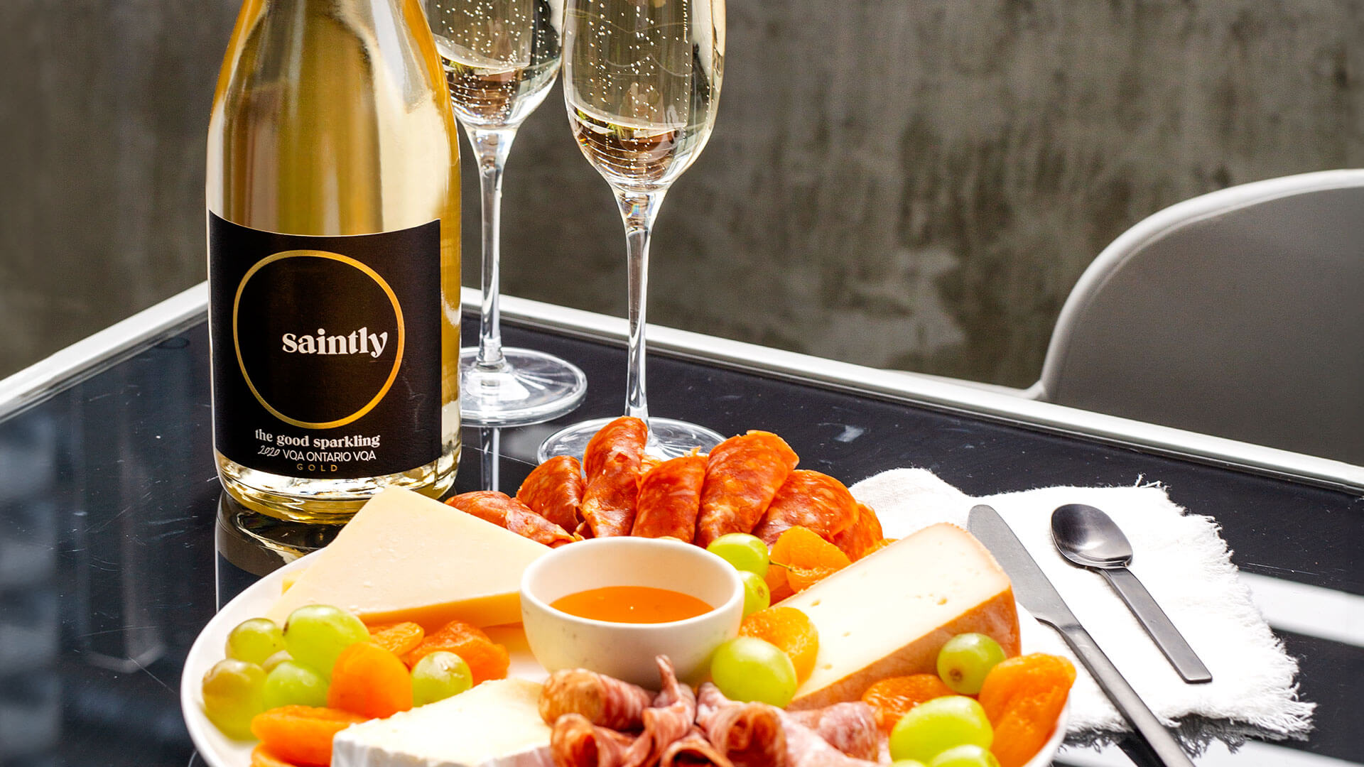 Saintly the Good Sparkling Wine paired with various cheeses, fruits and cured meats.